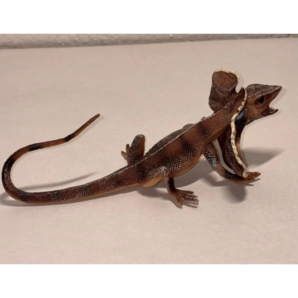 Safari Ltd Frilled Lizard Toy Figure Unisex 6.5in Brown Excellent Reptile Animal